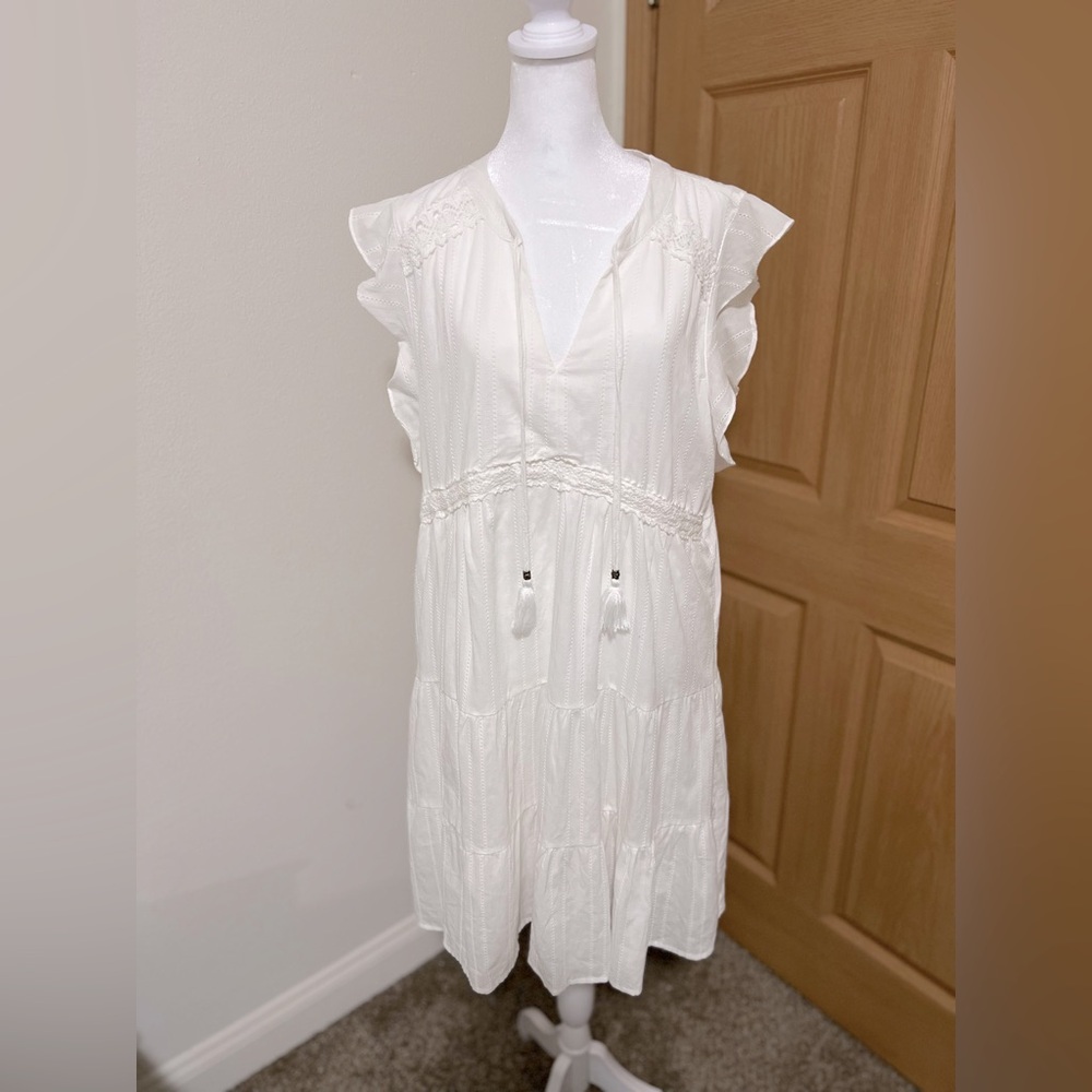 WHITE TIERED V-NECK FRONT TIE SHORT DRESS WITH FLUTTER SLEEVES
